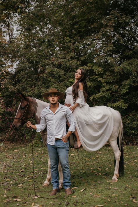 Maternity Shoot Photo Ideas, Western Maternity Photography, Cowboy Maternity Pictures, Maternity Photography Western, Western Maternity Shoot, Horse Maternity Photoshoot, Horse Maternity Pictures, Western Couple Maternity Photoshoot, Family Shoot With Horses