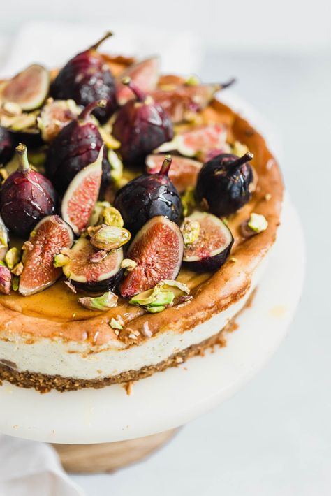 Vanilla bean cheesecake with figs, pistachios, and honey Fig Dessert, Vanilla Bean Cheesecake, Creative Dessert Recipes, Broma Bakery, Fig Recipes, Creative Desserts, Digestive Biscuits, Fresh Figs, Köstliche Desserts