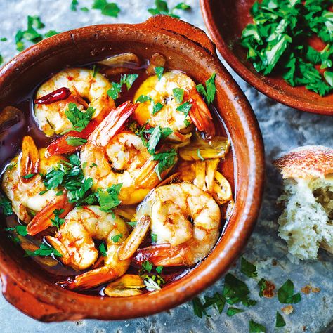 Spanish Tapas Recipes, Raw Prawns, Garlic Prawns, Tapas Dishes, Tapas Recipes, Prawn Recipes, Spanish Tapas, Spicy Pork, Tapas Bar