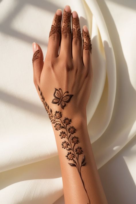 Henna Eid, Beautiful Arabic Mehndi Designs, Simple Henna Designs Hand, Short Mehndi Design, Arabic Mehndi Design, Henna Inspired Tattoos, Traditional Henna, Henna Tattoo Hand, Henna Tattoo Designs Hand