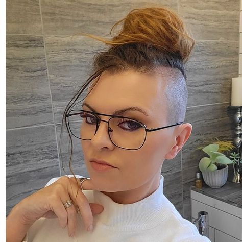 #hairdare #womenshair #undercut #360undercut #hairstyle Undercut Bun Women, 360 Undercut, Teacher Hairstyles, Side Cut Hairstyles, Girls With Shaved Heads, Half Shaved Hair, Buzzed Hair, Top Knot Bun, Half Shaved