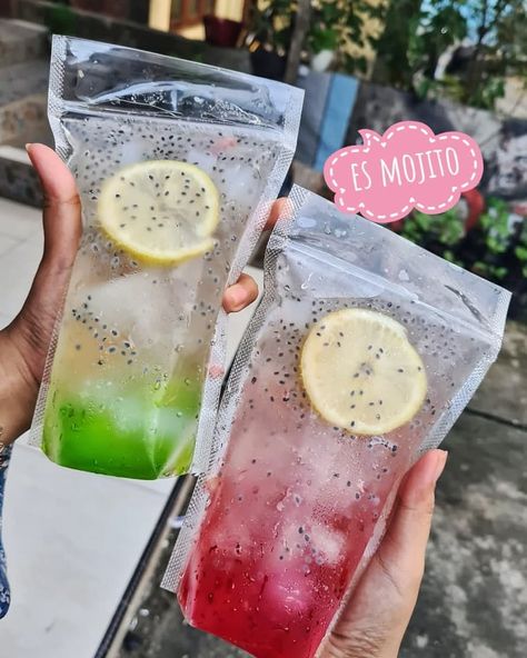 Mojito Pouch, Resep Mojito, Es Mojito, Minuman Aesthetic, Food Stand Design, Catering Food Displays, Healthy Juicer Recipes, Iced Drinks Recipes, Pretty Alcoholic Drinks