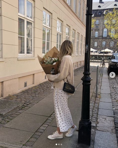 Coastal Autumn, Parisian Outfits, French Girl Aesthetic, French Aesthetic, Parisian Aesthetic, Parisian Chic Style, French Girl Style, Mode Boho, Holding Flowers