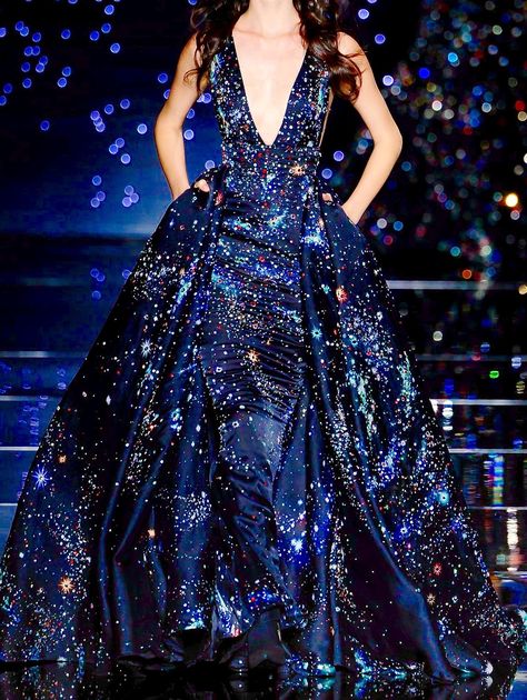 Zuhair Murad Couture F/W 2015 - this dress is simply a dream come true. The deep blue colour is very elegant and the neckline is very sexy and daring Magical Closet, Drag Outfits, Textile Designing, Debut Ideas, Couture Style, Glamour Style, Gaun Fashion, Blue Gown, Couture Designers