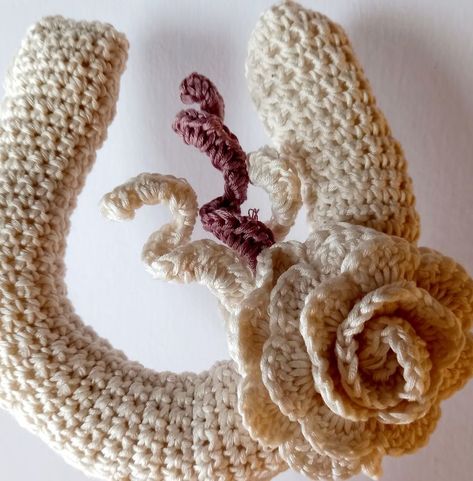 Pretty crochet horse shoe to make with crochet flower, amkes a lovely wedding keepsake. Click the link to find ourt more..... Crochet Wedding Horseshoe Pattern Free, Crochet Horseshoe Pattern Free, Crochet Horseshoe, Crochet Wedding Favours, Horseshoe Pattern, Crochet Wedding Gift, Wedding Horseshoes, Felted Crochet, Crochet Wreath