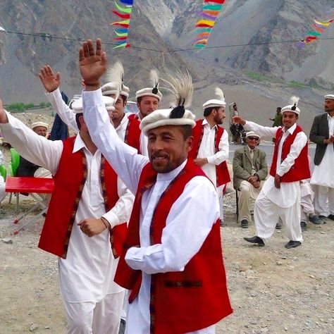 Traditional Dance performance from Hunzai people, Northern Pakistan. Pakistan Dance, Funny Dance Videos, Reception Venue Decorations, Travel Countries, Pakistani Music, Northern Pakistan, Pakistan Culture, Cultural Dance, Pakistani Culture