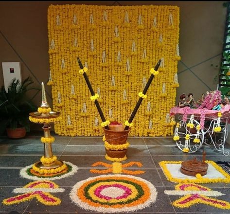 Pasupu Kottadam Decoration, Pasupu Decor, Ceremony Traditions, Leaf Decor Wedding, Hindu Wedding Decorations, Small Wedding Decor, Mehendi Decor Ideas, Haldi Decor, Wedding Hall Decorations