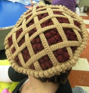 I will learn to crochet this hat for my dad! Crochet Pie, Hats Crochet, Crochet Monsters, Crochet Mignon, Confection Au Crochet, Crochet Food, Fun Crochet Projects, Diy Crochet Projects, Unique Crochet