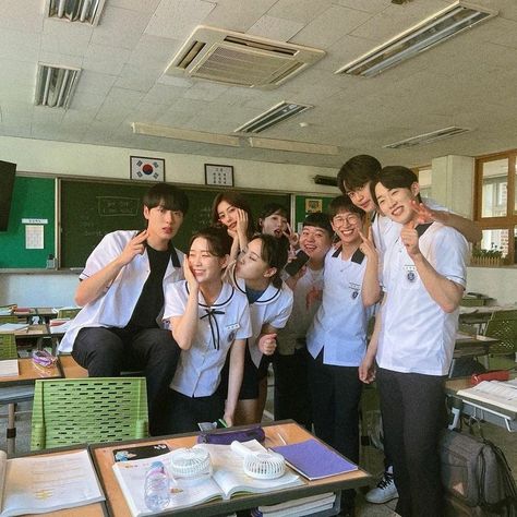 Seasons Of Blossom Kdrama, High School Kdrama, Kdrama Webtoon, School Core, Seasons Of Blossom, Korean School, Friendship Photoshoot, Class Pictures, School Vibes