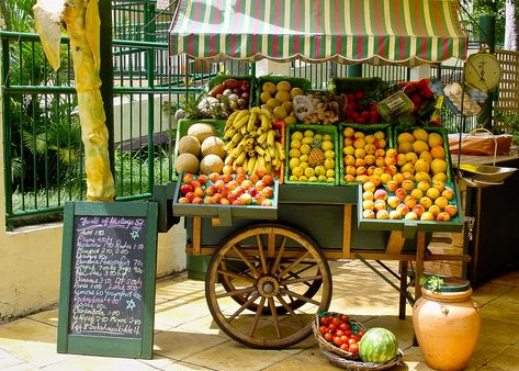 Fruit wagon Italian Fruit Stand, Fruit Cart Ideas, Fruit Stand Ideas, Fruit Stand Aesthetic, Fruit Market Design, Fruit Truck, Fruit Cart, Chinese Fruit, Stall Decorations