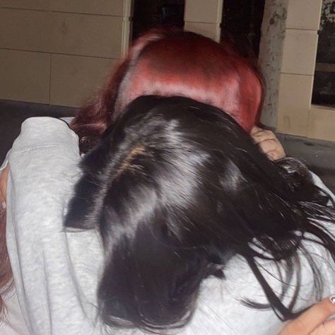 Red Hair And Brown Hair Best Friends, Red Hair And Black Hair Duo, Auburn Hair Aesthetic Faceless, Ginger And Black Hair Duo, Red Hair Girl Pfp, Red Hair Aesthetic Faceless, Cherry Red Hair Aesthetic, Dark Red Hair Aesthetic, Red Hair Pfp