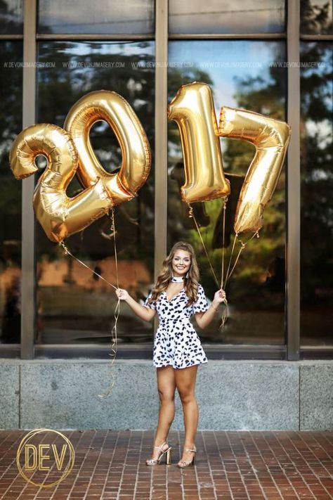 Grad Pics With Balloons, Senior Pictures With Confetti, Graduation Pictures With Balloons, Grad Party Ideas, Grad Picture Ideas, Senior Year Pictures, Graduation Pic Ideas, Graduation Party High, College Graduation Photos