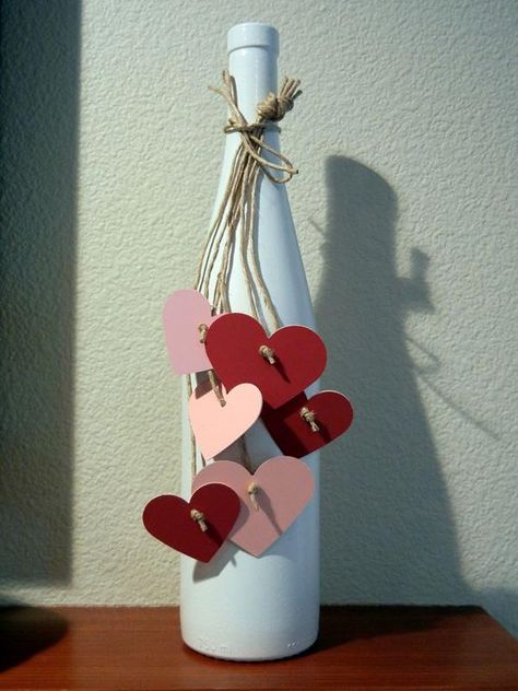 30 Beautiful DIY Crafts for Valentine's day | Cuded Saint Valentin Diy, Diy Valentines Decorations, Decoration Originale, Simple Valentine, Wine Bottle Crafts, Valentine's Day Diy, Valentine Day Crafts, Heart Decorations, Valentines Day Decorations