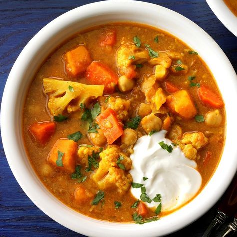 Slow-Cooked Vegetable Curry Slow Cooker Vegetarian Curry, Easy Vegetable Curry, Easy Vegetarian Curry, Slow Cooker Curry Recipes, Vegetable Curry Recipes, Slow Cooker Curry, Vegetarian Slow Cooker Recipes, Curry Recipes Vegetarian, Veg Curry