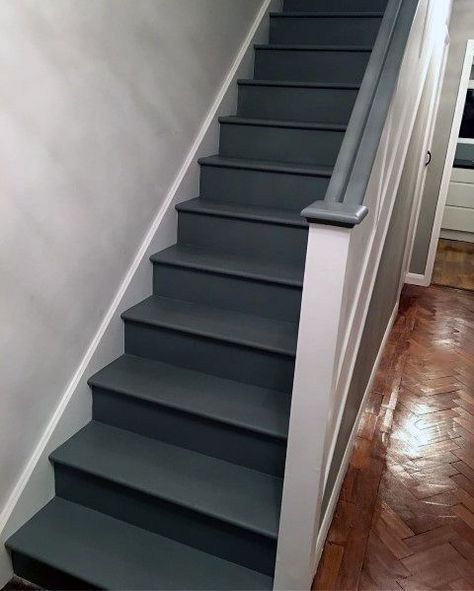 Top 70 Best Painted Stairs Ideas - Staircase Designs Grey Painted Stairs, Stair Bannister Ideas, Painting Wooden Stairs, Painted Stairs Ideas, Painted Wood Stairs, Diy Staircase Makeover, Stairs Colours, Gray Stairs, Painted Staircases