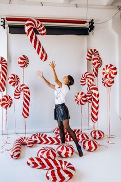 Christmas Photoshoot Decorations, Christmas Idea Photoshoot, Candy Cane Balloon Garland, Christmas Studio Pictures, Holiday Photoshoot Backdrop, Christmas Photoshoot Decor Ideas, Girly Christmas Photoshoot, Christmas Decorations Photoshoot, Easy Christmas Backdrops For Pictures