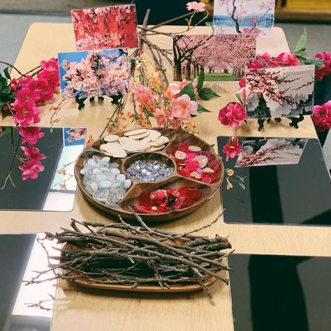 What a beautiful still life provocation. Art Provocations, Flowers Represent, Reggio Emilia Classroom, Reggio Emilia Approach, Reggio Inspired Classrooms, Reggio Classroom, Eyfs Activities, Chinese New Year Crafts, Tree Study