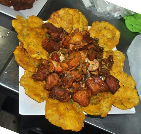 Carne frita tostones (fried pork pieces with fried green plantains) Puerto Rican Cuisine, Puerto Rican Dishes, Puerto Rico Food, Boricua Recipes, Dominican Food, Haitian Food Recipes, Colombian Food, Spanish Dishes, Puerto Rican Recipes