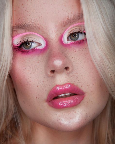 Дарья (@dahsmua) posted on Instagram: “Barbie💅🏻 Used: @shiny_band aqua liner pink @lauramercier tinted moisturiser @beautybaycom 42 colour pallet @lamel.cosmetics.ru flash lash…” • Nov 12, 2021 at 1:26pm UTC Makeup Post Ideas, Vintage Makeup Ads, Makeup Ads, Bold Makeup Looks, Graphic Makeup, Alternative Makeup, Unique Makeup, Bold Makeup, Vintage Makeup