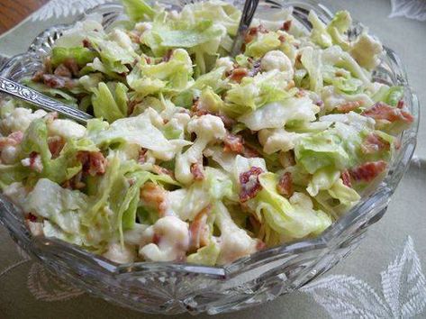 Tequilaberry Restaurant's Salad - lettuce, cauliflower, bacon, mayo, white vinegar, sugar and parmesan cheese - looks yummy. Bacon Cauliflower Salad, Low Carb Veggie, Lettuce Salad Recipes, Layer Salad, Bacon Cauliflower, Cauliflower Salad, Cold Salad, Lettuce Salad, Cheese Salad