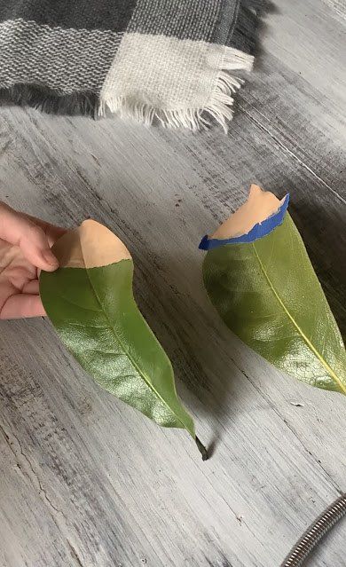 Here is an easy and inexpensive DIY place card idea. They would be perfect for a barn wedding or farmhouse wedding, but would make any dinner special! These DIY paint dipped magnolia leaf place cards are so simple to make! Make just a few for a small dinner party, or lay out a hundred of them and make them in bulk for a wedding or other larger event. Here's the super easy process.Materials Needed: Magnolia leaves Acrylic craft paint in your color of choice Small dish or paper plat… Leaf Place Cards, Pink Marker, Paint Dipping, Magnolia Leaf, Rattan Mirror, Wood Accent Wall, Winter Table, Acrylic Craft Paint, Magnolia Leaves