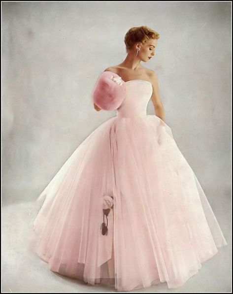 1950s Ball Gown, Vintage Dress Sewing Patterns, Fashion 40s, Strapless Ball Gown, Fantasy Dresses, Vintage Prom, 1950s Style, 1960's Dress, Vintage Gowns