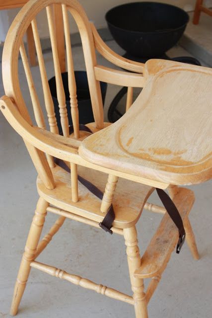 Before and After: Pippo's High Chair ~ Like Mother Like Daughter Painted Wooden High Chair, Wood High Chair Redo, Wooden High Chair Makeover, Old Wooden Highchair Ideas, Painted High Chairs, Wooden Baby High Chair, Antique High Chairs, Toddler High Chair, Wood High Chairs