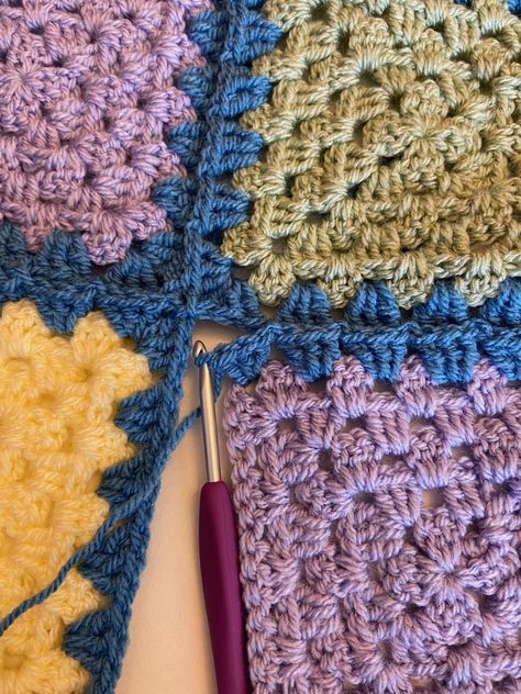 Joining Granny Squares – Join-as-you-go method - The Crochet Swirl Join Granny Squares, Crochet Swirl, Joining Crochet Squares, Joining Granny Squares, Frock Pattern, Poncho Patterns, Crochet Square Blanket, Granny Square Crochet Patterns Free, Retro Revival