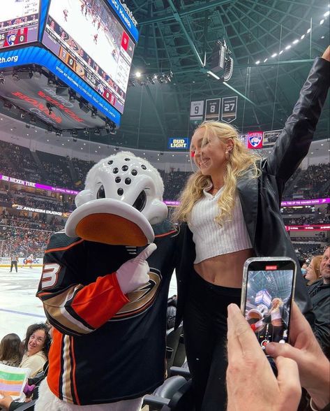 Hockey Wags Aesthetic, Hockey Wag, Nyc Poses, Nhl Wife, Puck Bunny, Hockey Game Outfit, Hockey Outfits, Hockey Wife, Hockey Girlfriend