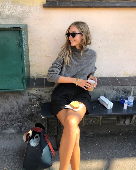 Moosgaard Style, Amalie Moosgaard, Instagram Coffee, Office Wear Women, Summer Lookbook, Europe Fashion, Fashion 101, Parisian Chic, Feminine Outfit