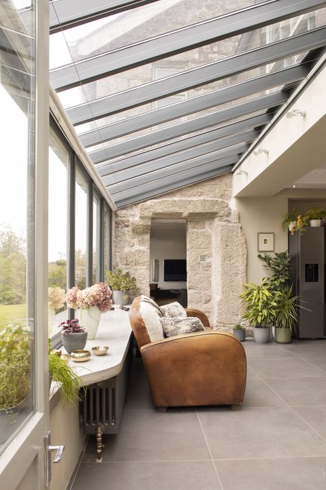 22 stunning house extension ideas to add valuable space | Homebuilding Conservatories Ideas, House Extension Ideas, Modern Conservatory Extension, Kitchen Victorian, Modern Conservatory, Oak Framed Extensions, Conservatory Extension, Tan House, Atrium House