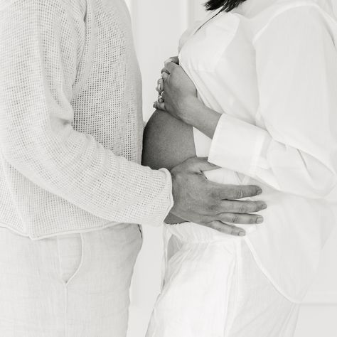 Loveeeee a simple, and timeless maternity session. 😍 Maternity Photo Shoot White Backdrop, Maternity White Backdrop, Simple Maternity Shoot Ideas, Sheet Maternity Pictures, Preg Outfits, Announcement Pictures, Announcement Photoshoot, Baby Announcement Photoshoot, Maternity Studio