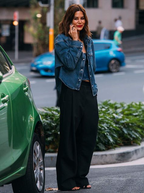 Mode Dope, Outfit Ideas For Fall, Christine Centenera, Street Style 2018, Denim Jacket Outfit, Streetwear Mode, Denim On Denim, Distressed Jacket, Double Denim