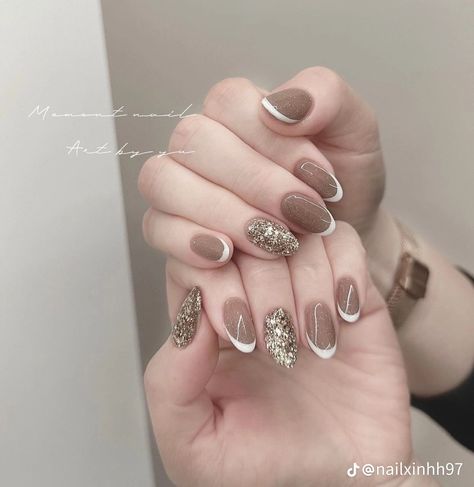 Nail Art Untuk Kulit Hitam, Elegant Nails Brown, Nailart Simple Elegant, Nail Art Coklat, Nail Art Simple Elegant Classy, Glitter Toe Nails, Tulip Nails, Brown Nail Art, Elegant Touch Nails