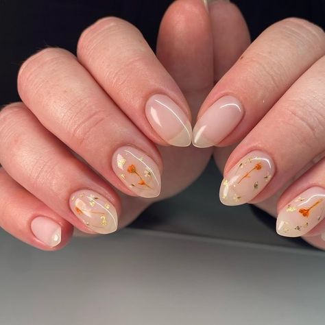 Encapsulated Dried Flower Nails, Flower Incased Nails, Dried Flower Gel Nails, Dried Flower Manicure, Pressed Flowers Nails, Neutral Floral Nails, Hybrid Nails Inspiration, Dainty Flower Nails, Dainty Nail Designs