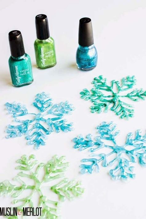 Make darling little winter decorations by using a glue gun and nail polish. Crafts With Hot Glue, Hot Glue Art, Diy Glue, Glue Art, Nail Polish Crafts, Snowflake Craft, Navidad Diy, Glue Crafts, Glue Gun