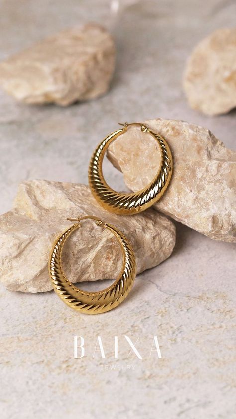 18k Gold Plated Jewelry, Photo Ideas For Jewelry, Gold Jewelry Photography, Earring Product Photography, Earrings Photography Ideas, Jewelry Photography Ideas Styling, Jewellery Product Shoot, Earring Photoshoot, Jewelry Photo Ideas