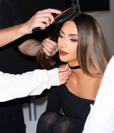 Here, ELLE rounds up the celebrities embracing nostalgic chunky highlights in 2020. Kim Kardashian Braids, Kardashian Braids, Chunky Blonde Highlights, Robert Kardashian Jr, Woman Images, Chunky Highlights, Pic Beautiful, Robert Kardashian, Kkw Beauty