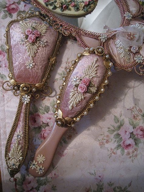 Handmade | Flickr - Photo Sharing! Victorian Vanity, Victorian Mirror, Estilo Shabby Chic, Antique Vanity, Vintage Brush, Victorian Decor, Mirror Set, Chatelaine, Vintage Vanity