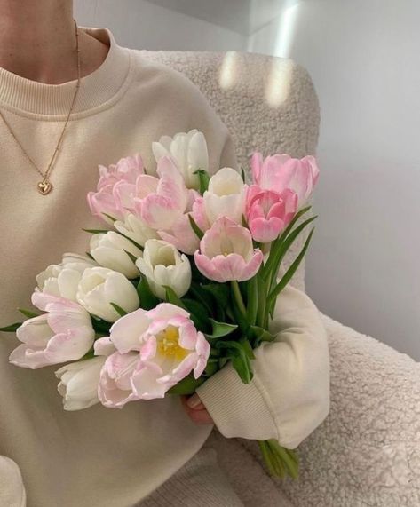 Beige Pantone, New Year Look, Tulip Season, Soft Grunge Aesthetic, Bohemian Aesthetic, Nothing But Flowers, Flower Therapy, Boho Aesthetic, Spring Vibes