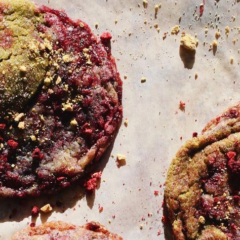 angela chung | recipes + photography on Instagram: "raspberry, pistachio + matcha cookies— crispy edges and so so chewy! obsessed with this flavor combination💚💕 recipe coming soon! ⠀⠀⠀⠀⠀⠀⠀⠀⠀ ⠀⠀⠀⠀⠀⠀⠀⠀⠀ ⠀⠀⠀⠀⠀⠀⠀��⠀⠀ ⠀⠀⠀⠀⠀⠀⠀⠀⠀ ⠀⠀⠀⠀⠀⠀⠀⠀⠀ ⠀⠀⠀⠀⠀⠀⠀⠀⠀ #cookies #f52community #imsomartha #makemore #bakefromscratch #bakedfromscratch #thebakefeed #bhgfood #thekitchn #huffposttaste #foodblogfeed #saveurmag #f52grams #marthabakes #bakingblog #foodfluffer #tastingtable #bonappetit #buzzfeast #kingarthurbaking # Marbled Cookies, Pistachio Matcha, Cookies Raspberry, Marble Cookies, Chocolate Chip Marshmallow Cookies, Raspberry Pistachio, Matcha Cookies, Bio Happy, Pistachio Cookies