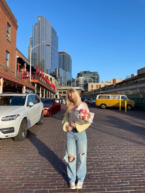 #seattle #summerinseattle #seattlewaterfront #pikeplacemarket #pikeplace #washington #summerinwashington #bouquet #flowers #summeroutfits Cozy Deck, Summer In Seattle, City Morning, Sea Town, Usa Life, Seattle Trip, Pike Place Market Seattle, Seattle Waterfront, Morning Photo