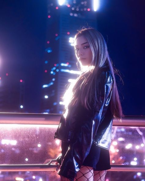 Night Portrait Photography, Cyberpunk Photography, Mv Ideas, Night Photography Portrait, Uniqlo Women Outfit, Adrian Martinez, Lighting Scenarios, Night Street Photography, Ap Portfolio