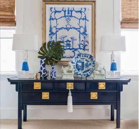 Trellis Home Design A lovely Chinoiserie vignette features Dana Gibson art, a pair of Greek key lamps, a pair of foo dogs, blue and white Chinese porcelain, and a Chinoiserie console table. Montana Living, Candy Design, Luxurious Rooms, Blue And White Chinoiserie, Blue White Decor, Chinoiserie Chic, Asian Decor, Elegant Home Decor, South Shore