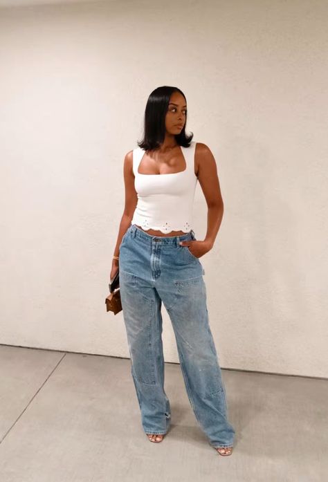 Chic Outfit Black Women, Beige Tank Top Outfit, Day To Night Outfit Summer, Classy Streetwear Women, Brunch Outfit Jeans, Outfit Jean Bleu, Effortlessly Chic Outfits Summer, Casual Brunch Outfit, Jean Jean