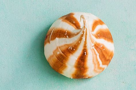 Salted caramel twist meringue kisses Swirl Meringue, Caramel Meringue, Meringue Kisses Recipe, Diy Sweets, Marshmallow Sweets, Creative Sweets, Meringue Pavlova, Meringue Kisses, Sweet Dips