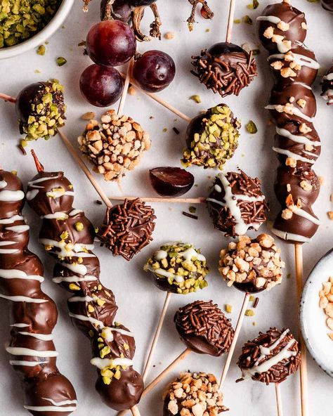 Chocolate Covered Grapes, Kebab Skewers, Types Of Chocolate, Healthy Snack Options, Snack Options, Chocolate Drizzle, Chocolate Coating, Food Words, Party Snacks