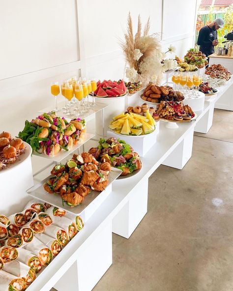 Aesthetic Buffet Table, Aesthetic Wedding Food Table, Brunch Party Food Buffet Tables, Decoration Buffet, Food Set Up, Catering Food Displays, Disney Desserts, Food Bars, Decorações Com Comidas