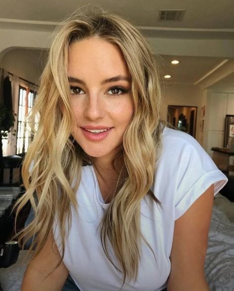 Word For Beautiful, Hassie Harrison, Scarlette Johanson, Handsome Clothes, Attractive Clothing, Female Face Claims, Give Us A Chance, Women Dating, Female Face