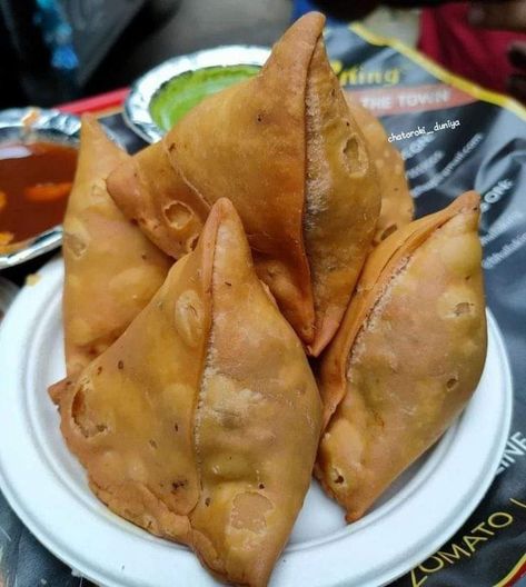 Samosa Pictures, Samosa Snap, Samosa Photography, Easy Samosa Recipes, Babbu Maan, Indian Fast Food, Variety Food, Chaat Recipe, Food Gallery